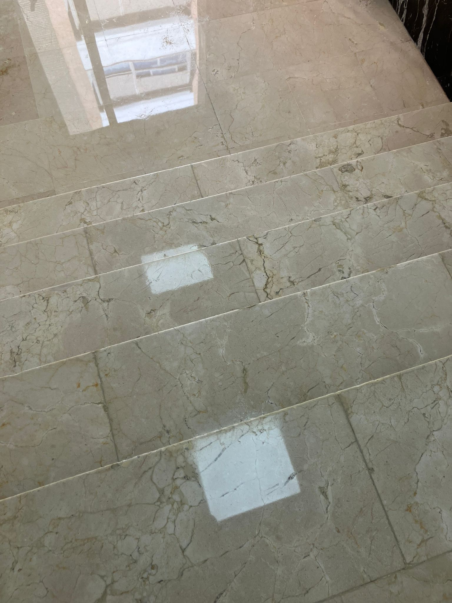 Suelo de terrazo oscuro