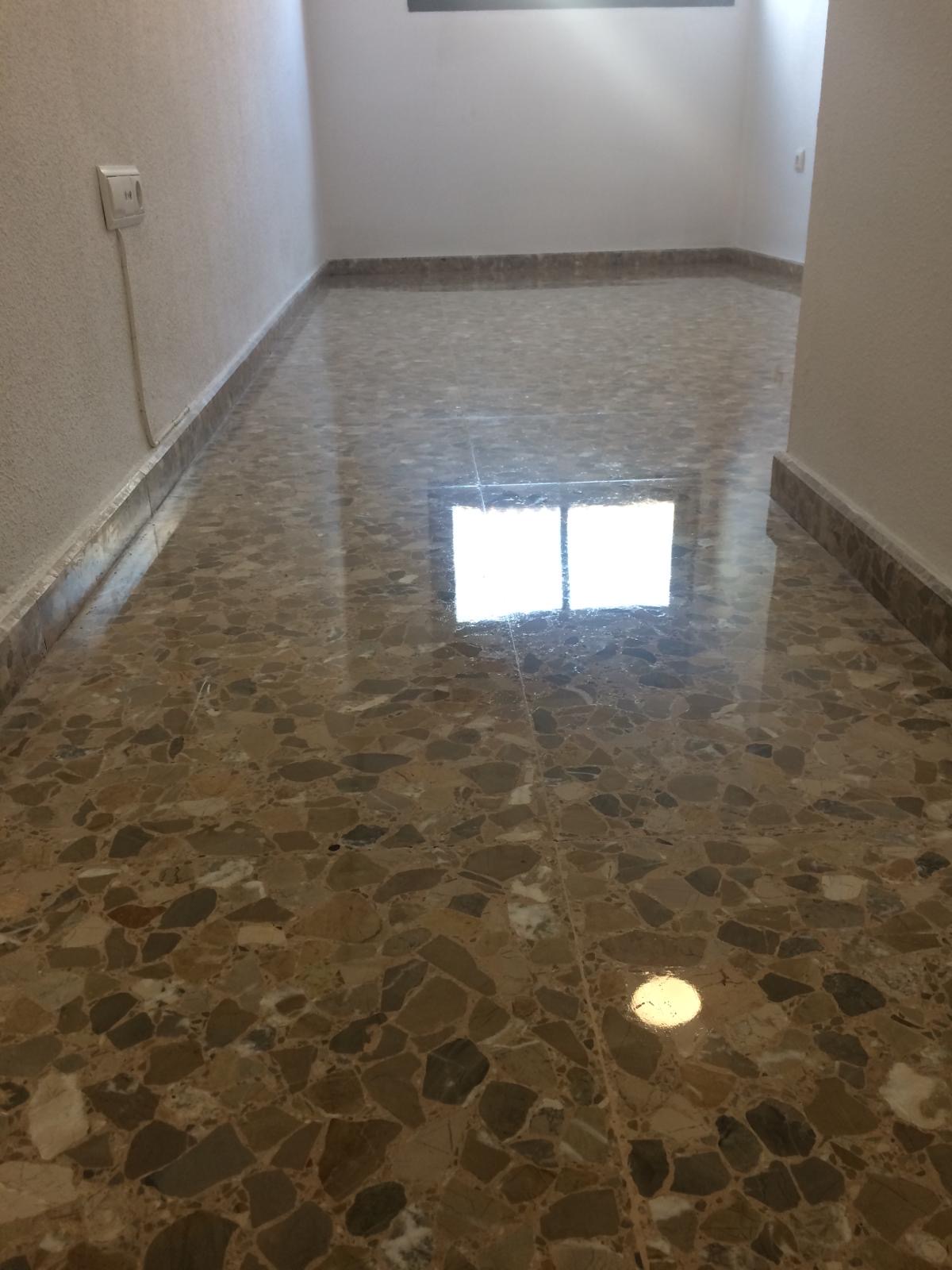 Suelo de terrazo en habitación